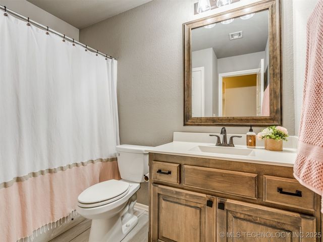 732 W 40th Place, Sand Springs, OK 74063