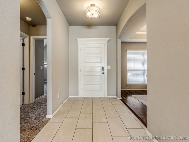 732 W 40th Place, Sand Springs, OK 74063