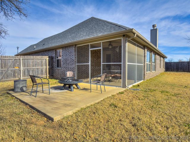 732 W 40th Place, Sand Springs, OK 74063