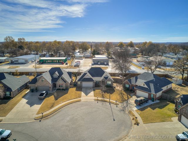 732 W 40th Place, Sand Springs, OK 74063