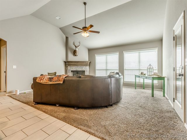 732 W 40th Place, Sand Springs, OK 74063