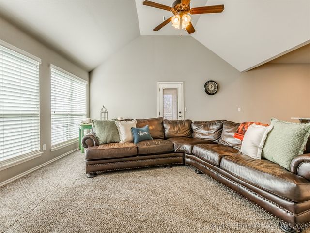 732 W 40th Place, Sand Springs, OK 74063