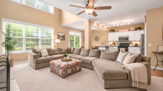 227 Wimbledon Place, Bloomingdale, IL 60108