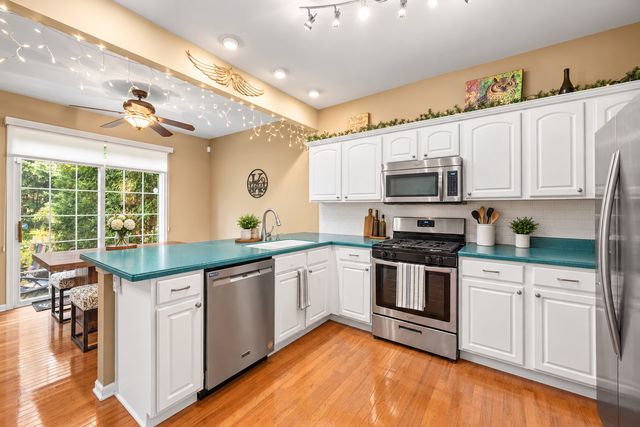 227 Wimbledon Place, Bloomingdale, IL 60108
