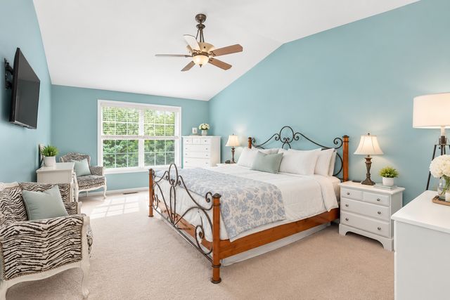 227 Wimbledon Place, Bloomingdale, IL 60108