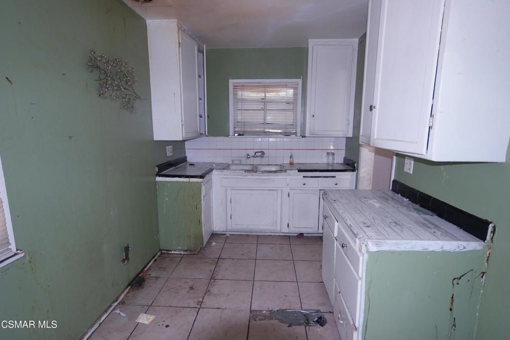 Image 15 of property listing at 17740 Vanowen Street, Reseda, CA 91335