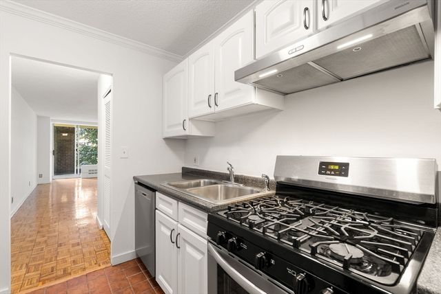 33 Pond Ave 523, Brookline, MA 02445