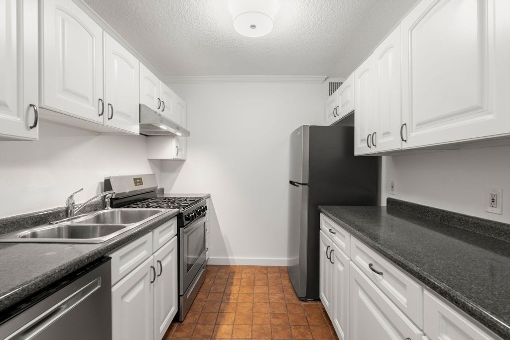 33 Pond Ave 523, Brookline, MA 02445
