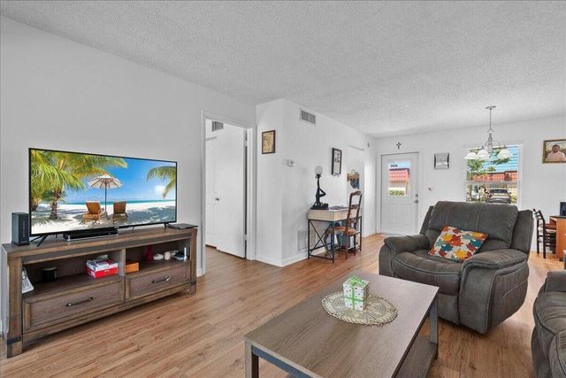 884 Worcester Lane, Lake Worth, FL 33467