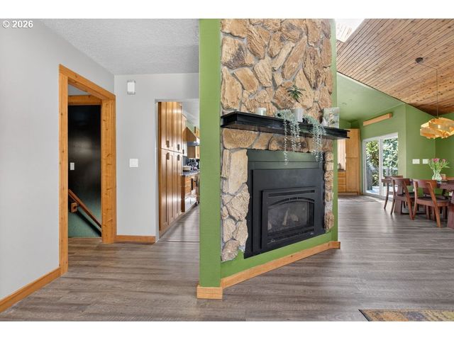 139 Se CURTIS Dr, Corbett, OR 97019