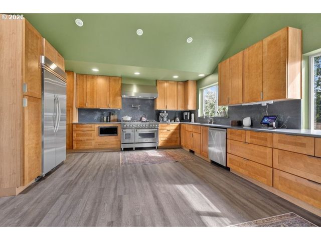 139 Se CURTIS Dr, Corbett, OR 97019