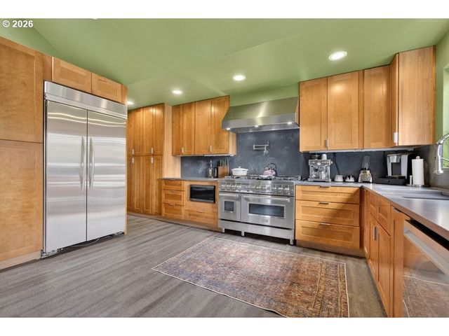 139 Se CURTIS Dr, Corbett, OR 97019