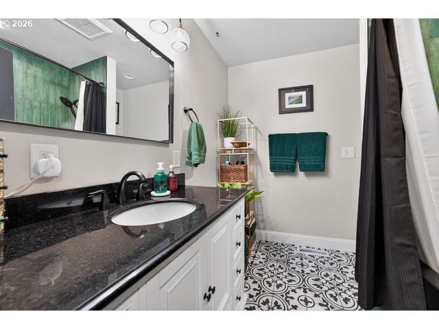 139 Se CURTIS Dr, Corbett, OR 97019