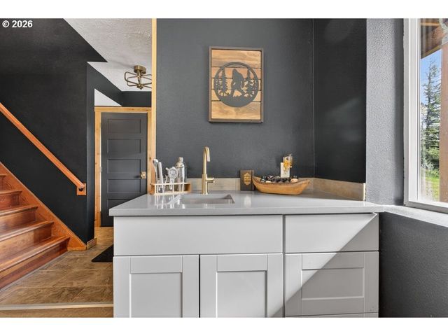 139 Se CURTIS Dr, Corbett, OR 97019