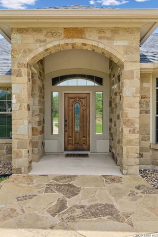 107 Oakview, Floresville, TX 78114