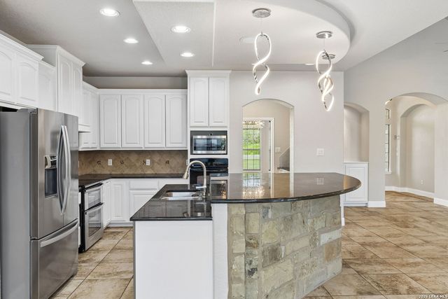 107 Oakview, Floresville, TX 78114