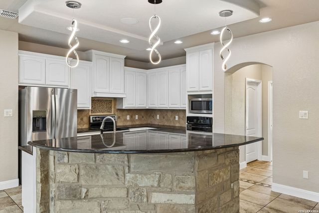 107 Oakview, Floresville, TX 78114