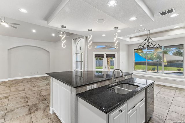 107 Oakview, Floresville, TX 78114