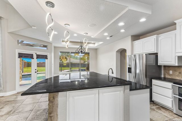107 Oakview, Floresville, TX 78114