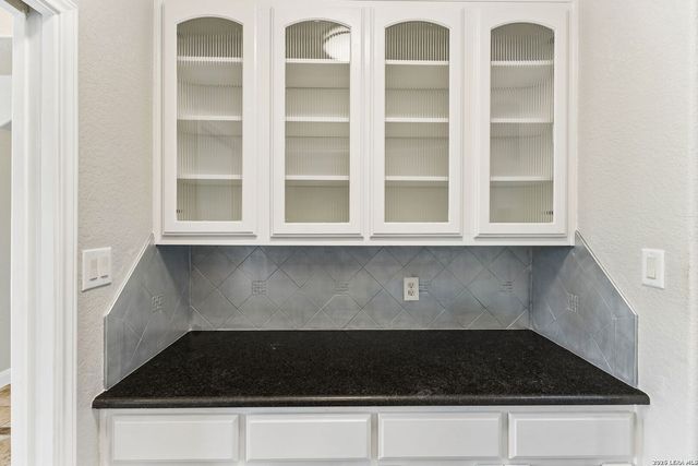 107 Oakview, Floresville, TX 78114