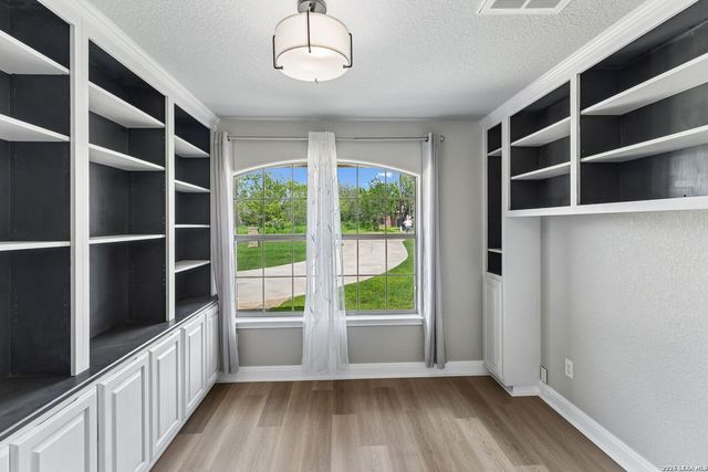 107 Oakview, Floresville, TX 78114