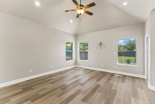 107 Oakview, Floresville, TX 78114