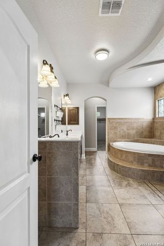 107 Oakview, Floresville, TX 78114