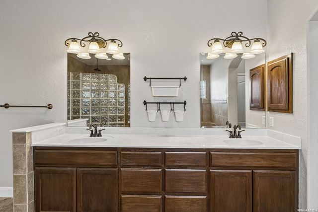 107 Oakview, Floresville, TX 78114