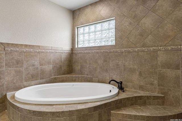 107 Oakview, Floresville, TX 78114