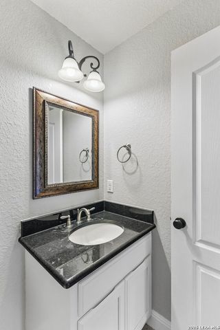 107 Oakview, Floresville, TX 78114
