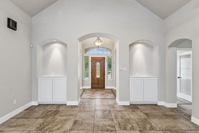 107 Oakview, Floresville, TX 78114