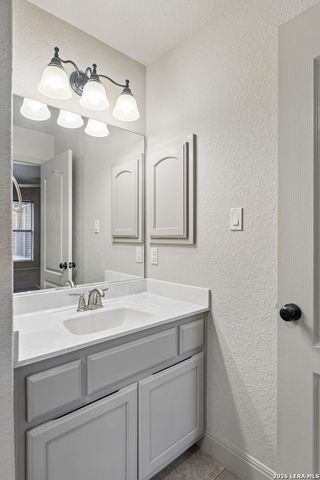 107 Oakview, Floresville, TX 78114