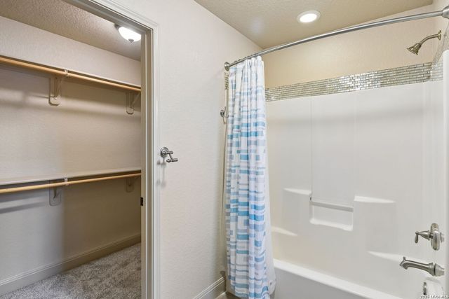 107 Oakview, Floresville, TX 78114