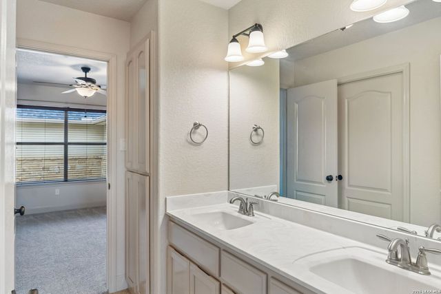 107 Oakview, Floresville, TX 78114