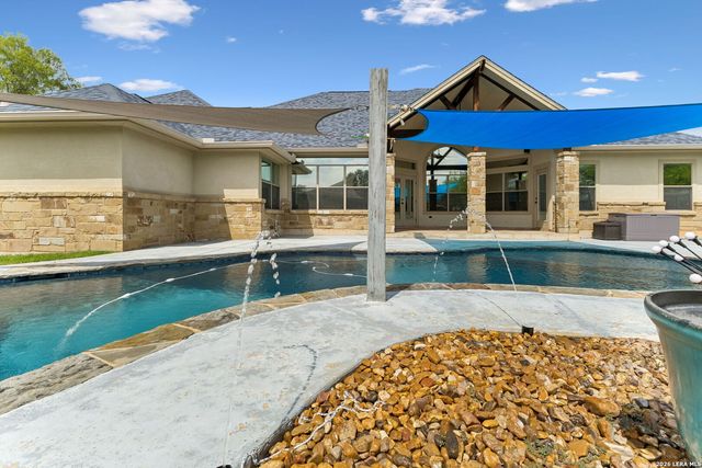 107 Oakview, Floresville, TX 78114