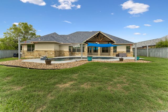 107 Oakview, Floresville, TX 78114