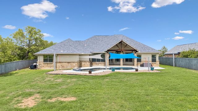107 Oakview, Floresville, TX 78114