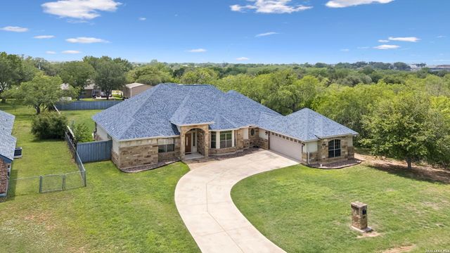 107 Oakview, Floresville, TX 78114