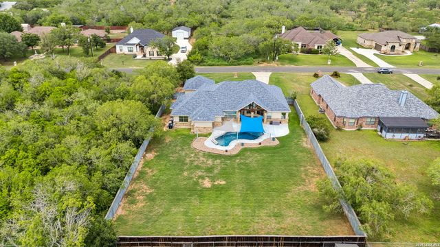 107 Oakview, Floresville, TX 78114