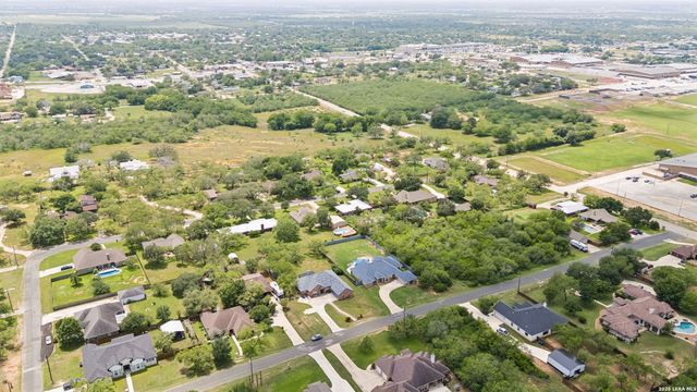 107 Oakview, Floresville, TX 78114