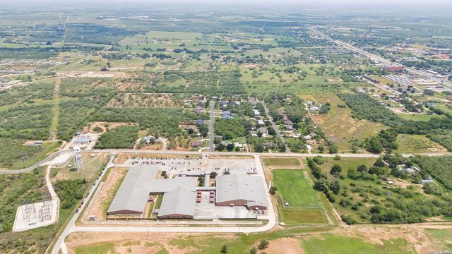 107 Oakview, Floresville, TX 78114