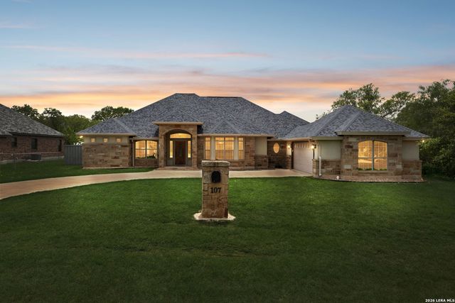107 Oakview, Floresville, TX 78114