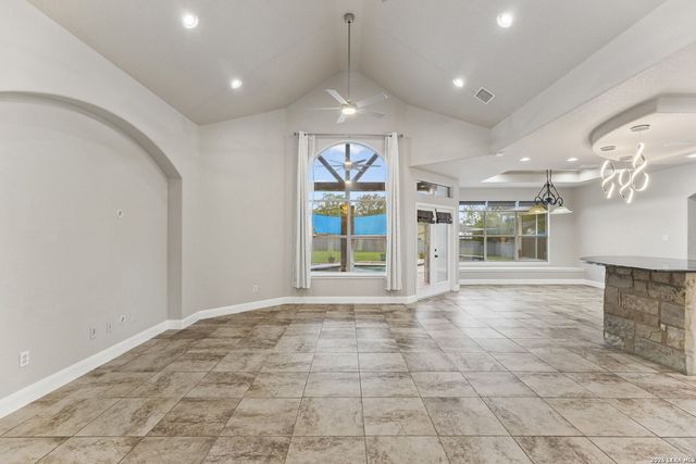 107 Oakview, Floresville, TX 78114