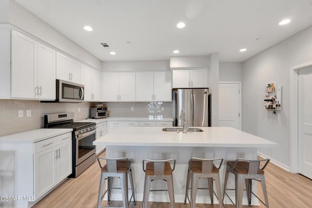 135 Farmhouse Drive 3, Simi Valley, CA 93065
