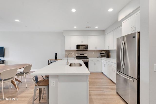 135 Farmhouse Drive 3, Simi Valley, CA 93065