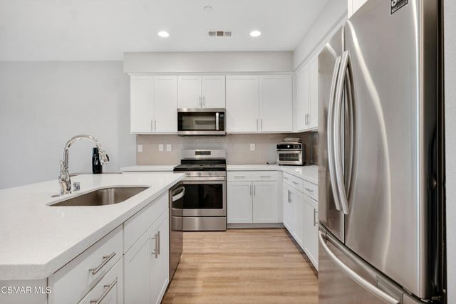 135 Farmhouse Drive 3, Simi Valley, CA 93065