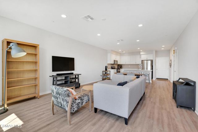 135 Farmhouse Drive 3, Simi Valley, CA 93065