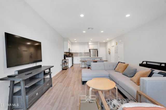 135 Farmhouse Drive 3, Simi Valley, CA 93065