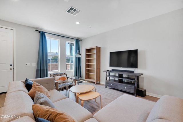 135 Farmhouse Drive 3, Simi Valley, CA 93065