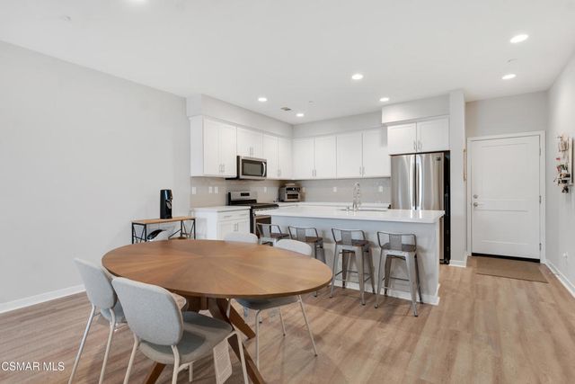 135 Farmhouse Drive 3, Simi Valley, CA 93065